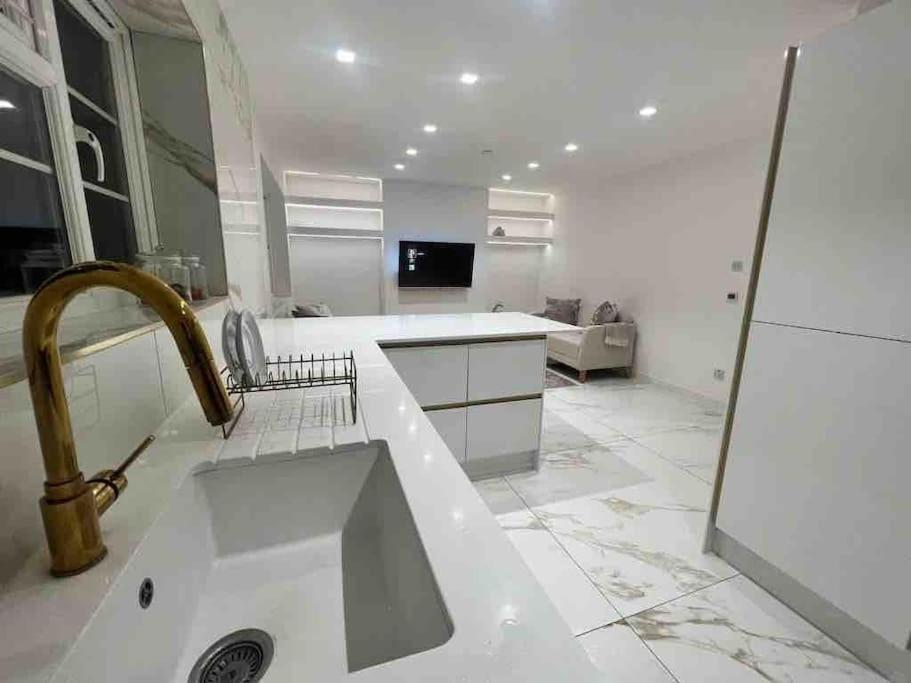 Premium Private Apartment Minutes To Central Londen Buitenkant foto
